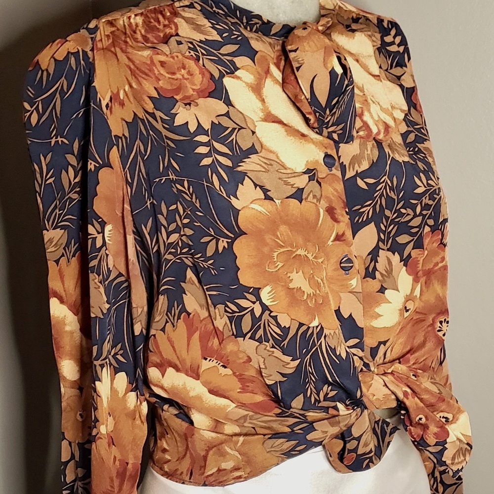 Ultra-feminine Carole Little for Saint-Tropez West Button-up Blouse